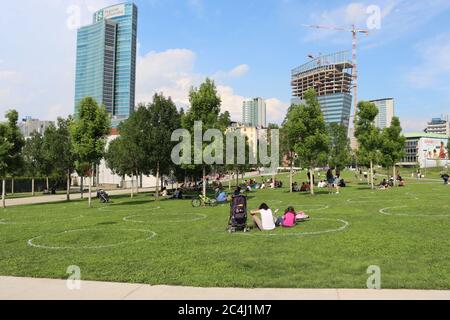 Porta Nuova - Mailand - Italien - Wohnen im Freien während der Covid 19 Notfall, Mailand. Markierungen auf dem Gras helfen Menschen, soziale Distanz zu halten. Stockfoto