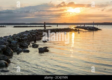 Wellenbrecher Felsen an der Ostsee während des wunderschönen Sonnenuntergangs Stockfoto