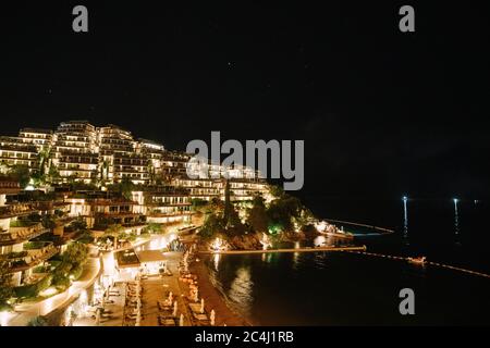 Budva, Montenegro - 07. juni 2020: Dukley-Gärten-Komplex in Budva, Montenegro. Stockfoto