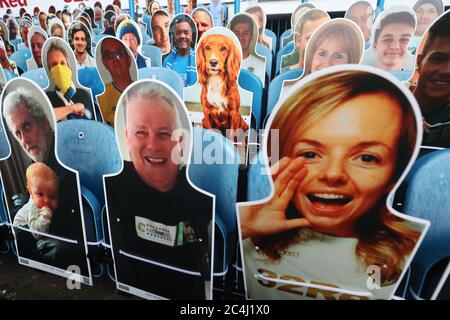 Ein allgemeiner Blick auf die Kartonausschnitte von Fans in den Tribünen, darunter ein Hund vor dem Sky Bet Championship Spiel in der Elland Road, Leeds. Stockfoto