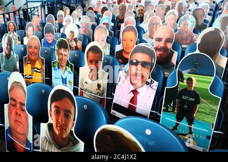 Ein allgemeiner Blick auf die Kartonausschnitte von Fans in den Ständen einschließlich Chris Kamara vor dem Sky Bet Championship Spiel in Elland Road, Leeds. Stockfoto