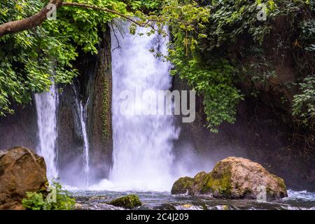 Hermon Stream - Banias Stream- ahal Hermon auch bekannt als Nahal Banias ist ein Fluss in den Golan Höhen. Es ist das östlichste der drei wichtigsten nördlichen Stockfoto