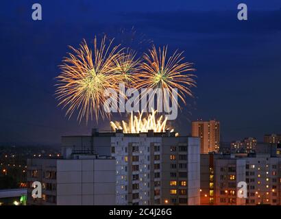 Feuerwerk im Bezirk Juschnoje Butowo (Südbutowo). Moskau. Russland Stockfoto