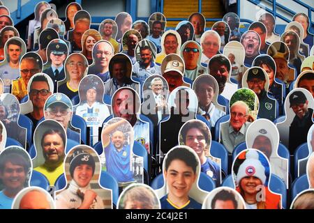 Ein allgemeiner Blick auf die Kartonausschnitte von Fans in den Ständen einschließlich Norman Hunter (Mitte) vor dem Sky Bet Championship Spiel in Elland Road, Leeds. Stockfoto