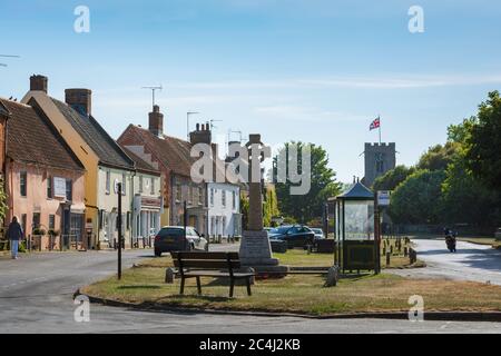 Traditionelles englisches Dorf, Blick im Sommer auf das Dorf grün in Burnham Market, Nord Norfolk, Großbritannien Stockfoto