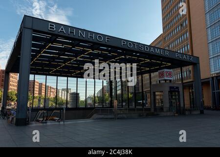 Berlin, Deutschland - 21. Juni 2020 - Eingang zum Bahnhof Potsdamer Platz Stockfoto