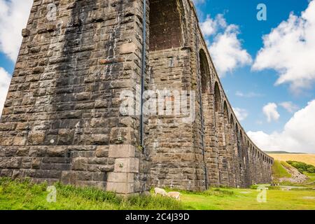 Berühmte Ribble Valley Viadukt Bahnübergang zeigt Detail der Mauerwerk Unterbau und Dachrinnen. Stockfoto