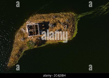 Kleine Insel mit verlassenen alten Haus im Sumpf von Alcantara. Extremadura. Spanien. Stockfoto