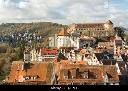 Panoramablick auf die Altstadt und das Schloss einer mittelalterlichen Stadt (Tübingen) in Süddeutschland Stockfoto