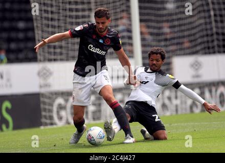 Matts Matt Miazga (links) und Duane Holmes von Derby County kämpfen während des Sky Bet Championship-Spiels im Pride Park, Derby, um den Ball. Stockfoto