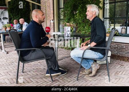 27-06-2020: Sportnieuws: Boekpresentatie Sneijder: Doorn Wesley Sneijder interviewt von Bert Kous von RTV Utrecht bei der Buchpräsentation von Sneijder Stockfoto