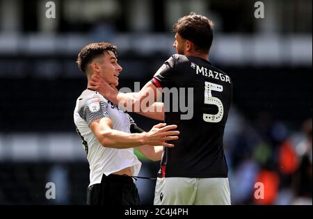 Reading's Matt Miazga und Derby County Tom Lawrence Kampf vor beiden gezeigt werden, eine rote Karte während der Sky Bet Championship Spiel im Pride Park, Derby. Stockfoto