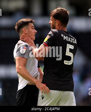 Reading's Matt Miazga und Derby County Tom Lawrence Kampf vor beiden gezeigt werden, eine rote Karte während der Sky Bet Championship Spiel im Pride Park, Derby. Stockfoto