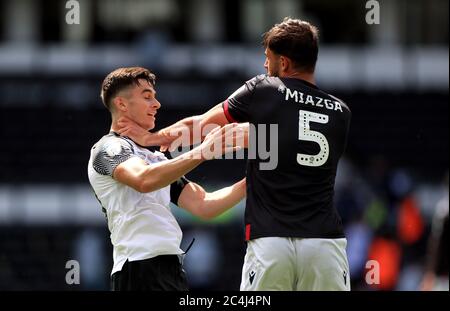 Reading's Matt Miazga und Derby County Tom Lawrence Kampf vor beiden gezeigt werden, eine rote Karte während der Sky Bet Championship Spiel im Pride Park, Derby. Stockfoto