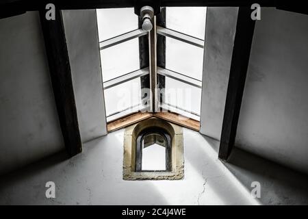 Innenansicht eines historischen Gebäudes mit großen Dachfenstern. Stockfoto