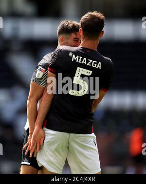 Reading's Matt Miazga und Derby County Tom Lawrence Kampf vor beiden gezeigt werden, eine rote Karte während der Sky Bet Championship Spiel im Pride Park, Derby. Stockfoto