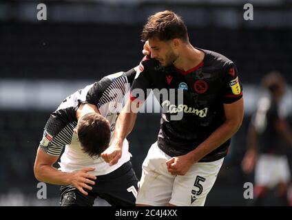 Reading's Matt Miazga und Derby County Tom Lawrence Kampf vor beiden gezeigt werden, eine rote Karte während der Sky Bet Championship Spiel im Pride Park, Derby. Stockfoto