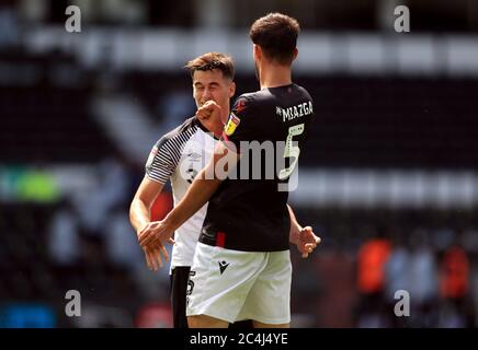 Reading's Matt Miazga und Derby County Tom Lawrence Kampf vor beiden gezeigt werden, eine rote Karte während der Sky Bet Championship Spiel im Pride Park, Derby. Stockfoto