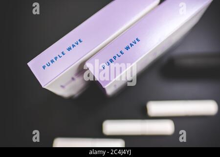 Heiztabaksticks Neue Box Heets Purple Wave mit iqos 3.0. Stockfoto