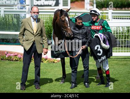 Trainer Henry Candy mit Limato und Adam Kirby nach dem Gewinn der Betway Criterion Stakes auf der Newmarket Racecourse. Stockfoto