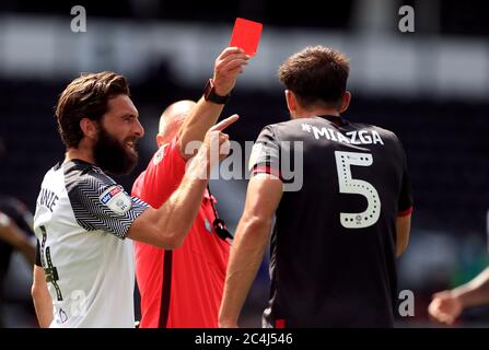 Reading's Matt Miazga wird eine rote Karte von Schiedsrichter Scott Duncan während des Sky Bet Championship-Spiels im Pride Park, Derby gezeigt. Stockfoto