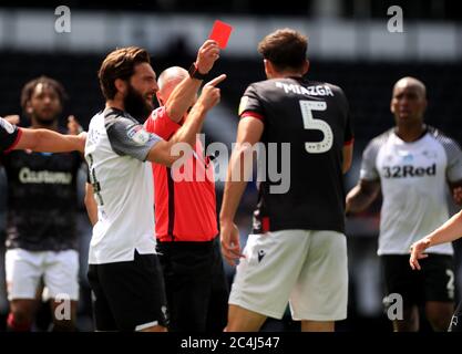 Reading's Matt Miazga wird eine rote Karte von Schiedsrichter Scott Duncan während des Sky Bet Championship-Spiels im Pride Park, Derby gezeigt. Stockfoto