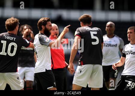 Reading's Matt Miazga wird eine rote Karte von Schiedsrichter Scott Duncan während des Sky Bet Championship-Spiels im Pride Park, Derby gezeigt. Stockfoto