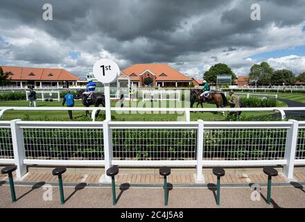 Limato und Jockey Adam Kirby (rechts) werden in die Siegereinlage geführt, gefolgt von Trainer Henry Candy nach dem Betway-Kriterium-Einsatz auf der Newmarket Racecourse. Stockfoto