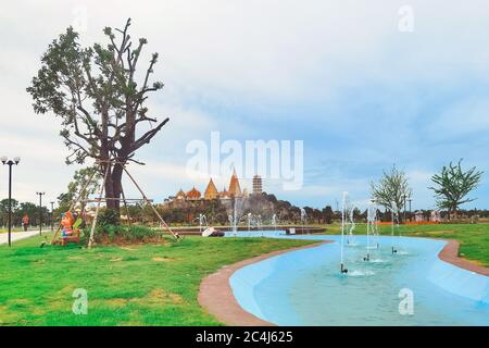 KANCHANABURI THAILAND - JUNI 26: Ein schöner Blick auf das Café und das neu geschaffene Essen mit dem berühmten Wat Tham Sua Tempel im Hintergrund bei Ana Stockfoto