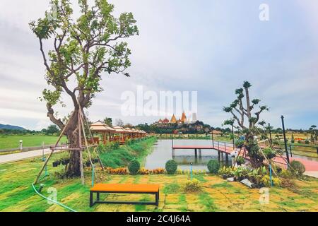 KANCHANABURI THAILAND - JUNI 26: Ein schöner Blick auf das Café und das neu geschaffene Essen mit dem berühmten Wat Tham Sua Tempel im Hintergrund bei Ana Stockfoto