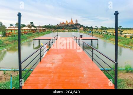 KANCHANABURI THAILAND - JUNI 26: Ein schöner Blick auf das Café und das neu geschaffene Essen mit dem berühmten Wat Tham Sua Tempel im Hintergrund bei Ana Stockfoto