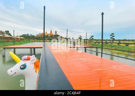 KANCHANABURI THAILAND - JUNI 26: Ein schöner Blick auf das Café und das neu geschaffene Essen mit dem berühmten Wat Tham Sua Tempel im Hintergrund bei Ana Stockfoto