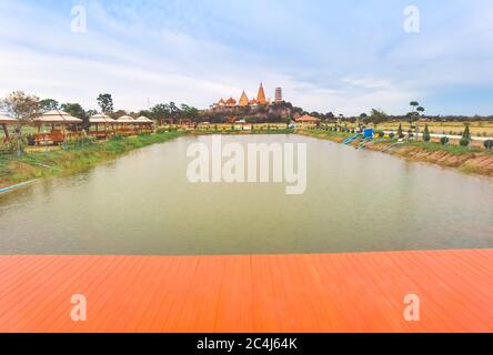 KANCHANABURI THAILAND - JUNI 26: Ein schöner Blick auf das Café und das neu geschaffene Essen mit dem berühmten Wat Tham Sua Tempel im Hintergrund bei Ana Stockfoto