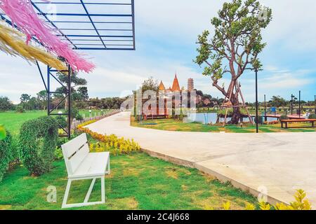 KANCHANABURI THAILAND - JUNI 26: Ein schöner Blick auf das Café und das neu geschaffene Essen mit dem berühmten Wat Tham Sua Tempel im Hintergrund bei Ana Stockfoto