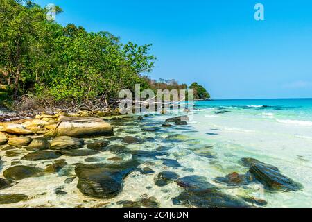 Coconut Beach, Koh Rong, Kambodscha- Feb, 2020 : ein schöner sonniger Tag am Strand am Coconut Beach, Koh Rong, Kambodscha Stockfoto