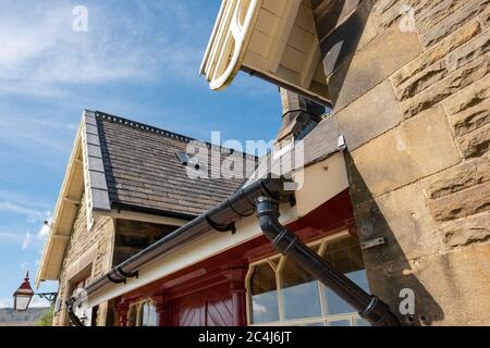 Detailansicht eines alten Bahnhofsbuchungsbüros und Wartezimmer in den North York Dales. Stockfoto