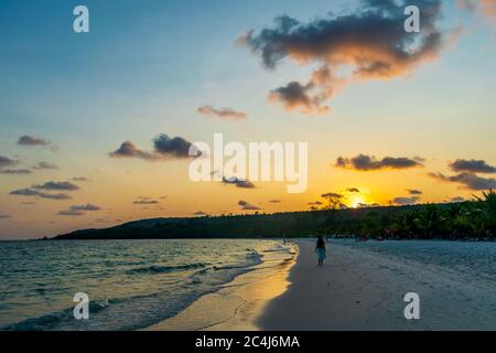 Long Set Beach, Koh Rong, Kambodscha- Feb, 2020 : ein wunderschöner Sonnenuntergang von Long Set Beach, Koh Rong, Kambodscha Stockfoto