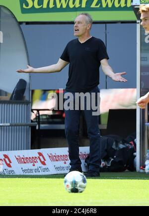 Freiburg Im Breisgau, Deutschland. Juni 2020. Fußball: Bundesliga, SC Freiburg - FC Schalke 04, 34. Spieltag im Schwarzwaldstadion. Freiburger Trainer Christian Streich spreizt die Arme. Kredit: Uli Deck/dpa - WICHTIGER HINWEIS: Gemäß den Bestimmungen der DFL Deutsche Fußball Liga und des DFB Deutscher Fußball-Bund ist es untersagt, im Stadion und/oder aus dem Spiel aufgenommene Aufnahmen in Form von Sequenzbildern und/oder videoähnlichen Fotoserien zu nutzen oder auszunutzen./dpa/Alamy Live News Stockfoto