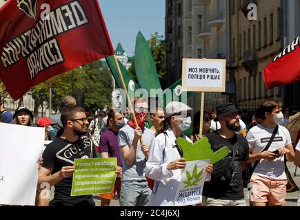 Kiew, Ukraine. Juni 2020. Ukrainische Aktivisten nehmen am 27. Juni 2020 an einer Kundgebung Teil, bei der die Legalisierung von Cannabis vor dem Präsidialamt in Kiew, Ukraine, gefordert wird. Die Aktivisten fordern laut Medien, dass die Behörden Patienten Zugang zu einer Behandlung mit Cannabis-basierten Medikamenten gewähren. Kredit: Serg Glovny/ZUMA Wire/Alamy Live Nachrichten Gutschrift: ZUMA Press, Inc./Alamy Live Nachrichten Stockfoto