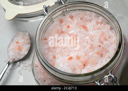 Glas mit rosa himalaya-Salz Nahaufnahme Stockfoto