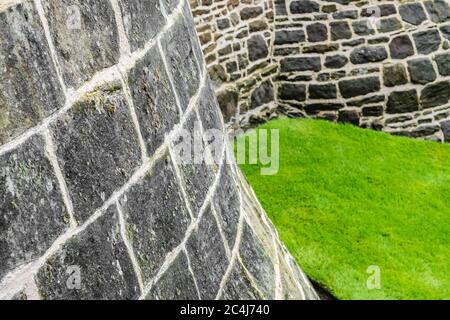 Detailansicht eines kürzlich renovierten historischen Gebäudes mit neuem Mauerwerk und Zeigepointing. Stockfoto