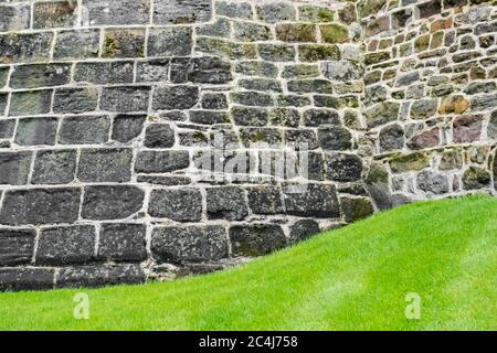 Detailansicht eines kürzlich renovierten historischen Gebäudes mit neuem Mauerwerk und Zeigepointing. Stockfoto