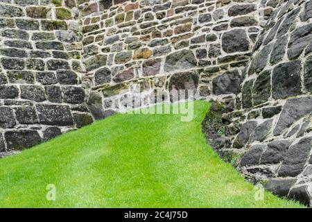 Detailansicht eines kürzlich renovierten historischen Gebäudes mit neuem Mauerwerk und Zeigepointing. Stockfoto