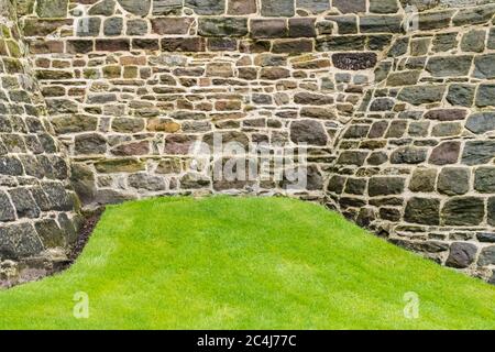 Detailansicht eines kürzlich renovierten historischen Gebäudes mit neuem Mauerwerk und Zeigepointing. Stockfoto
