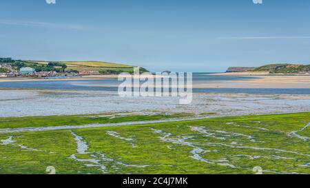 Eine schöne Aussicht vom Camel Trail mit Blick auf die Mündung bei Ebbe in Richtung Padstow mit dem Atlantischen Ozean in der Ferne. Blaues Meer und Himmel. Stockfoto