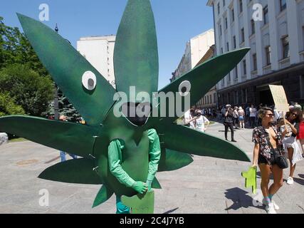 Kiew, Ukraine. Juni 2020. Ukrainische Aktivisten nehmen am 27. Juni 2020 an einer Kundgebung Teil, bei der die Legalisierung von Cannabis vor dem Präsidialamt in Kiew, Ukraine, gefordert wird. Die Aktivisten fordern laut Medien, dass die Behörden Patienten Zugang zu einer Behandlung mit Cannabis-basierten Medikamenten gewähren. Kredit: Serg Glovny/ZUMA Wire/Alamy Live Nachrichten Gutschrift: ZUMA Press, Inc./Alamy Live Nachrichten Stockfoto