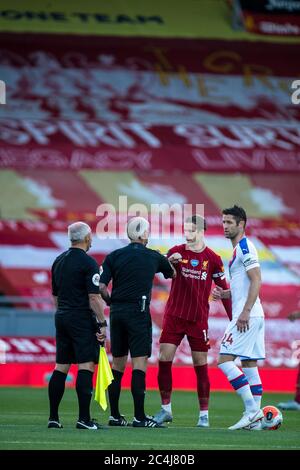 LIVERPOOL, ENGLAND - JUNI 24: Gary Cahill, Jordan Henderson während des Premier League-Spiels zwischen Liverpool FC und Crystal Palace in Anfield am Juni Stockfoto