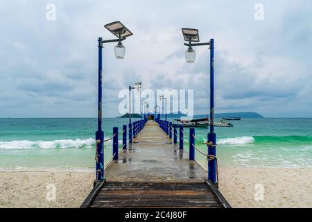 Der Pier am Long Set Beach, Koh Rong, Kambodscha Stockfoto