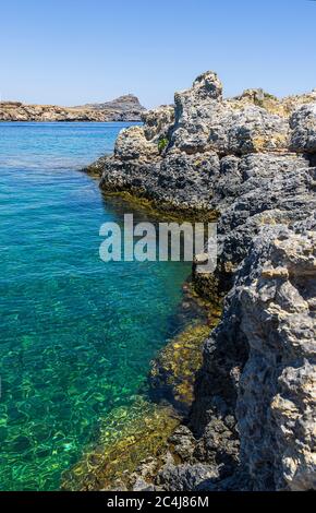 Panorama von klarem blauem Wasser, in Lindos auf Rhodos Insel, berühmt für historische Wahrzeichen und schöne Strände, in Griechenland. Stockfoto