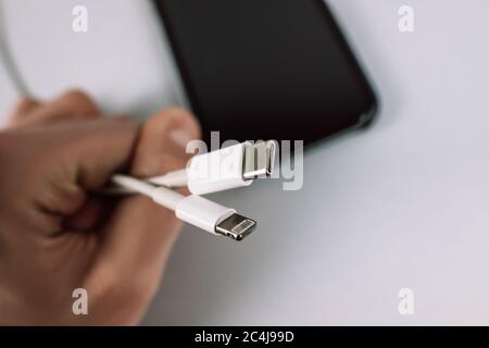 Kabel mit Blitzschutz und Typ-c-Steckverbindern. Stockfoto